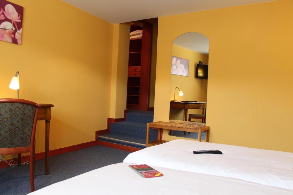 Hotel Restaurant La Cigogne 묑스테르 객실 사진