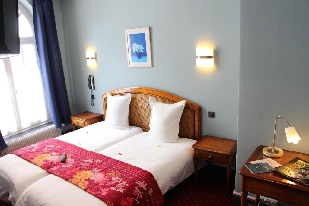 Hotel Restaurant La Cigogne 묑스테르 객실 사진